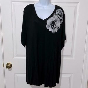 26/28 black graphic tee with floral design